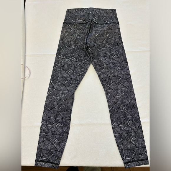 Lululemon Leggings - Size 6 - Picture 4 of 5